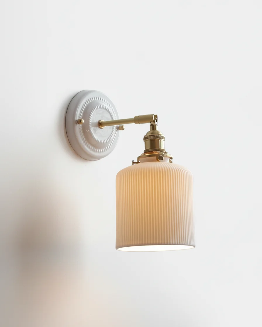 Wall Sconce Ribbed Ceramic and Brass | Plosia